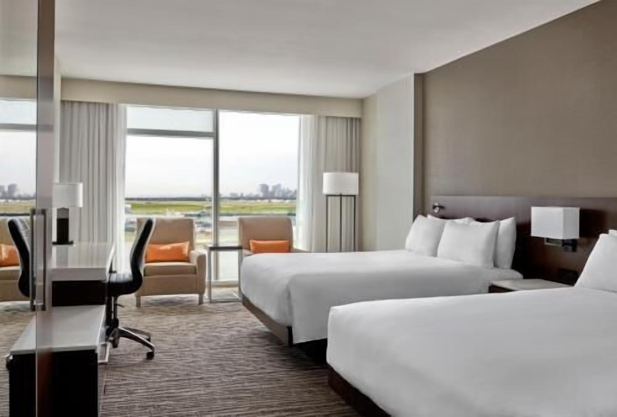 أغطية فراش متميزة وألحفة محشوة بالريش وخزنة داخل الغرفة ومكتب