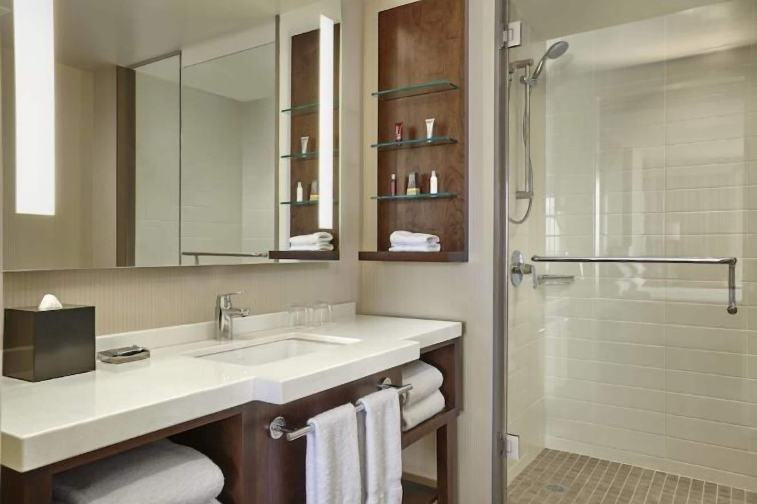 Salle de bain | Articles de toilette griffés, séchoir à cheveux, serviettes fournies