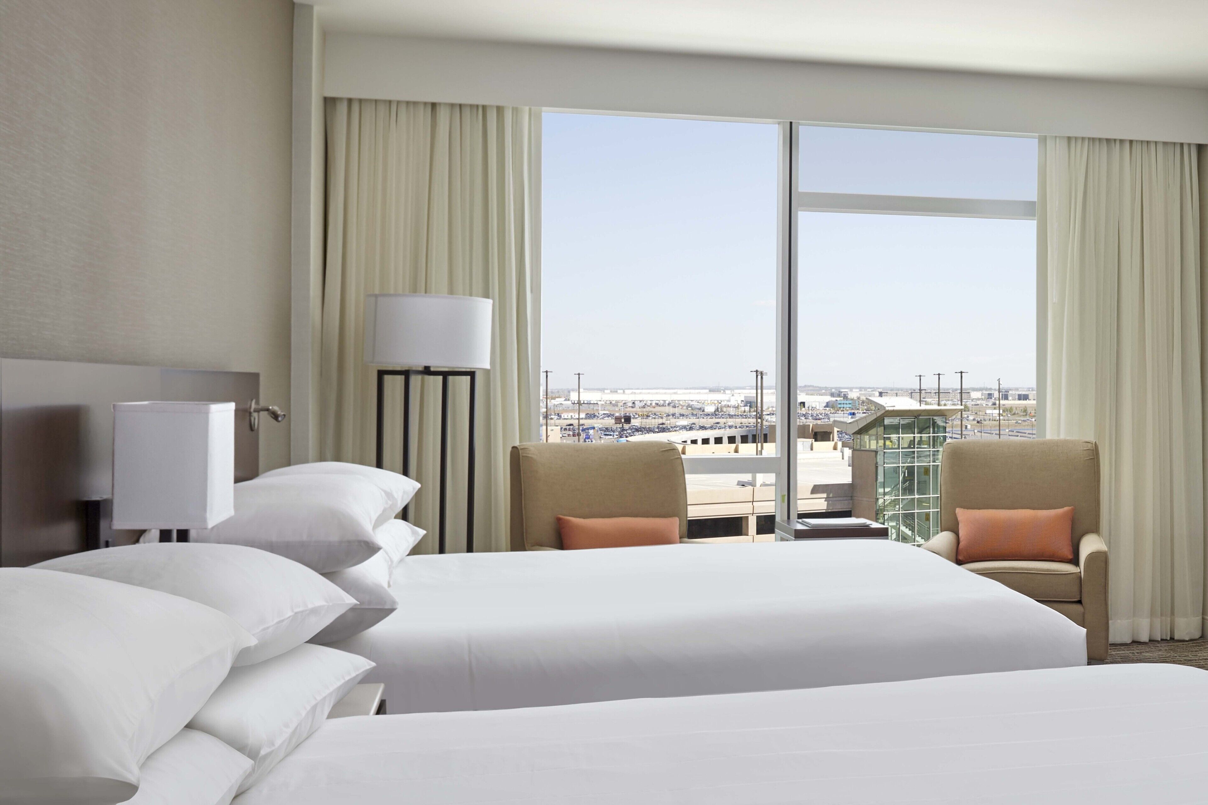 أغطية فراش متميزة و ألحفة محشوة بالريش وخزنة داخل الغرفة ومكتب