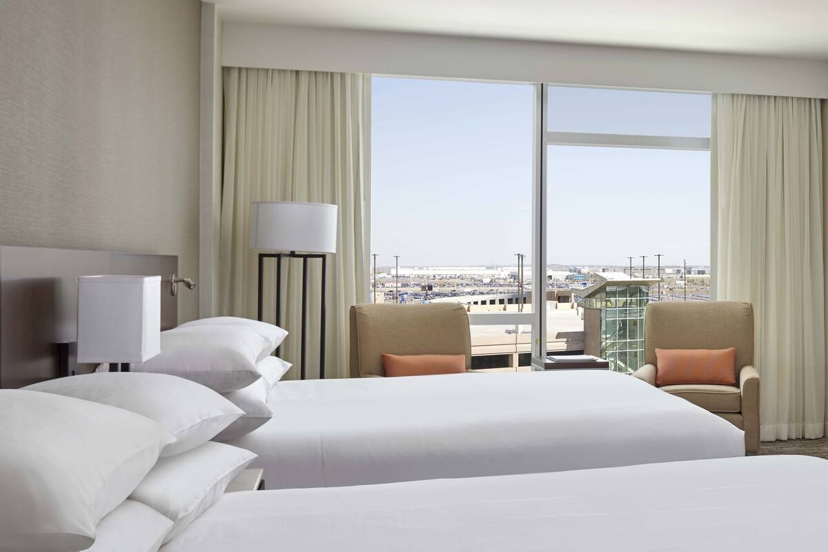 أغطية فراش متميزة وألحفة محشوة بالريش وخزنة داخل الغرفة ومكتب