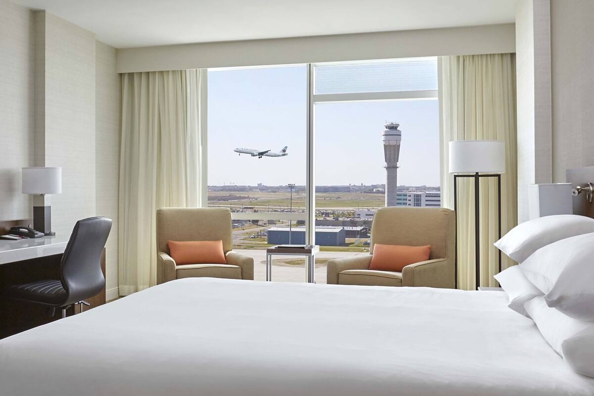 أغطية فراش متميزة وألحفة محشوة بالريش وخزنة داخل الغرفة ومكتب