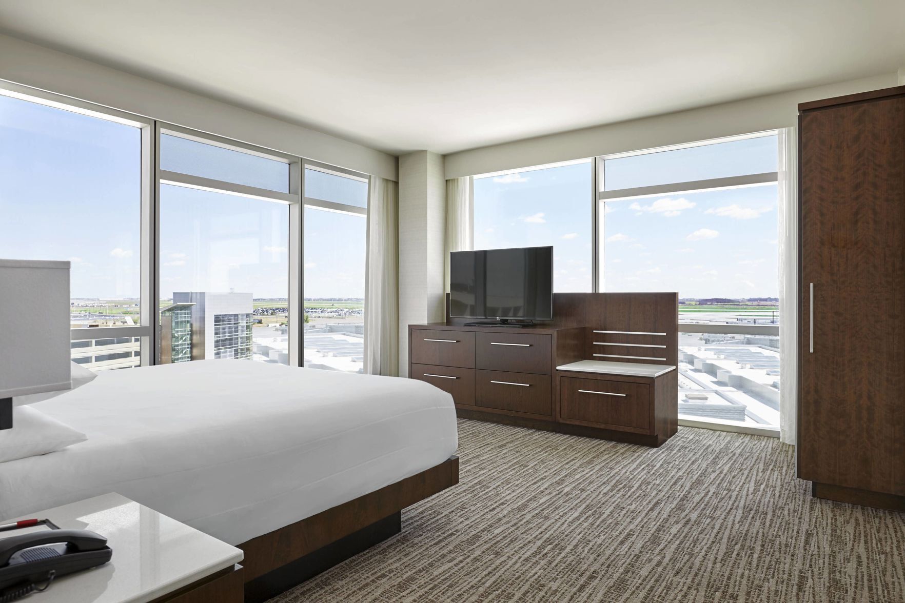 أغطية فراش متميزة وألحفة محشوة بالريش وخزنة داخل الغرفة ومكتب