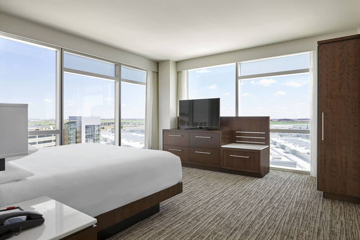 أغطية فراش متميزة وألحفة محشوة بالريش وخزنة داخل الغرفة ومكتب