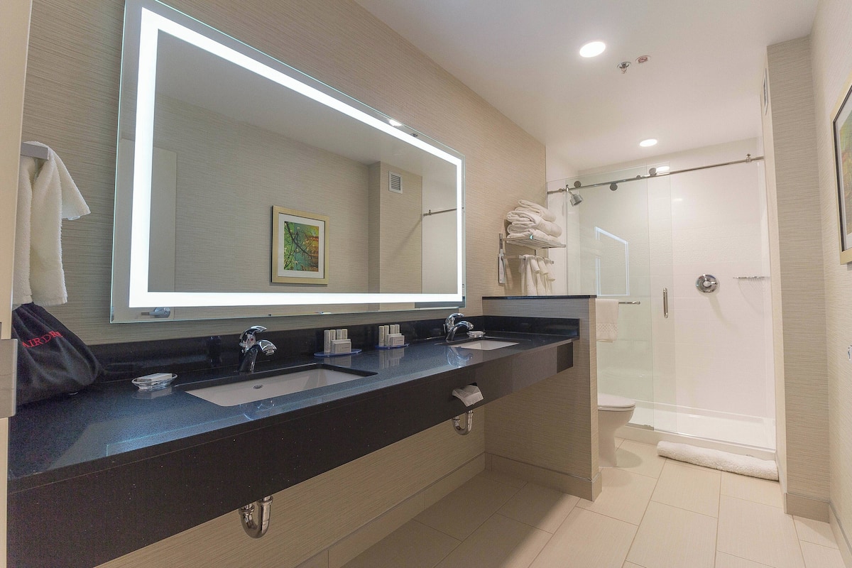 suite, multiple beds, non smoking | bathroom | free toiletries, hair dryer, towels