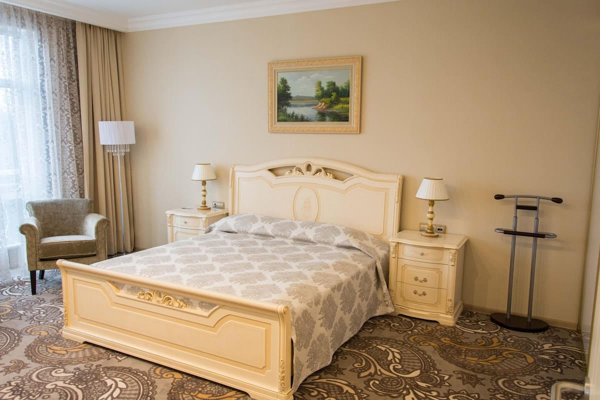 Presidential Suite, 1 Bedroom | Minibar, in-room safe, desk, soundproofing