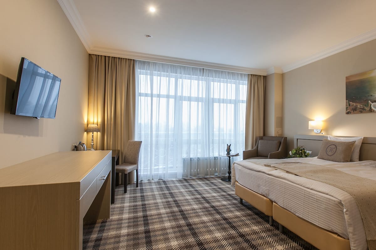 Business Double or Twin Room | Minibar, in-room safe, desk, soundproofing