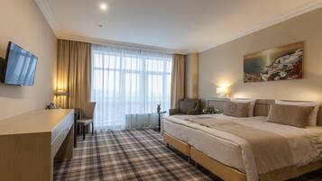 Business Double or Twin Room | Minibar, in-room safe, desk, soundproofing