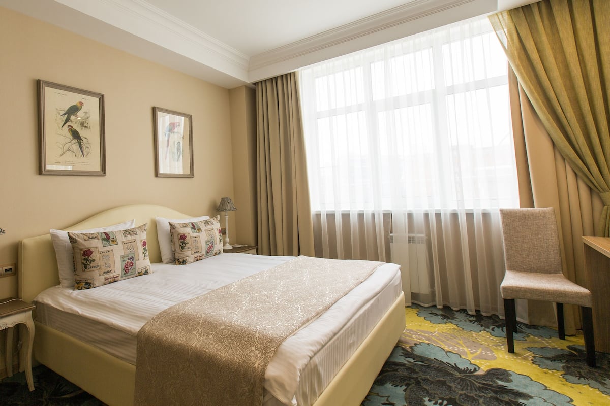 Suite, 1 Bedroom | Minibar, in-room safe, desk, soundproofing