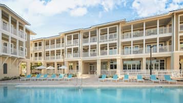 Outdoor pool, pool loungers