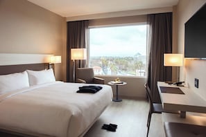 Room, 1 King Bed | In-room safe, desk, laptop workspace, soundproofing