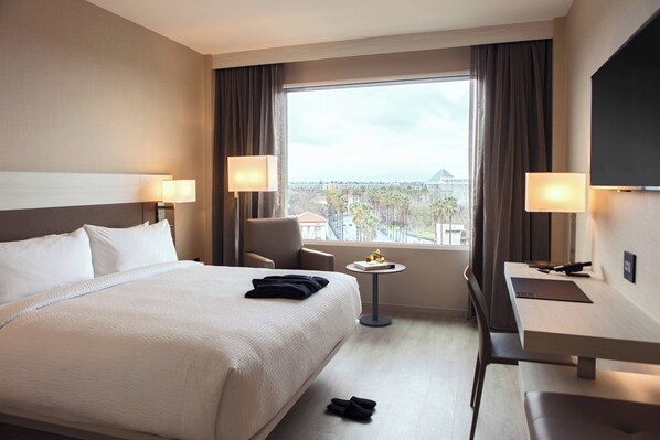 Room, 1 King Bed | In-room safe, desk, laptop workspace, soundproofing