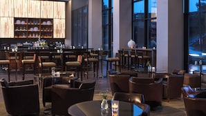 Ein moderner Barbereich mit Sitzgelegenheiten und einer Bar.