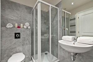 Superior studio (2 Adults) | Badkamer | Gratis toiletartikelen, een haardroger, handdoeken, zeep