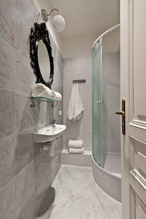 Family Studio (4 Adults) | Bilik Mandi | Kelengkapan dandanan diri percuma, pengering rambut, tuala disediakan