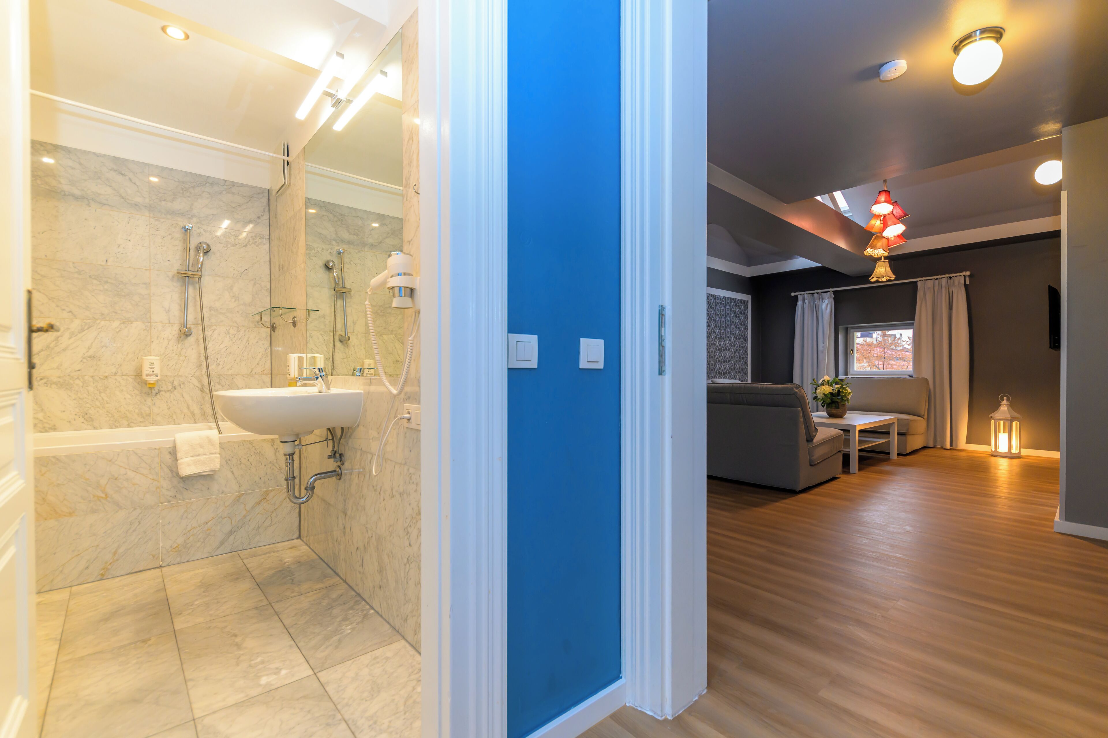 Deluxe Apartment | Peralatan tempat tidur hipoalergenik, langsir/tirai gelap terus 