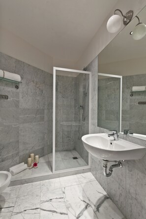 Superior Family Apartment | Badezimmer | Kostenlose Toilettenartikel, Haartrockner, Handtücher, Seife