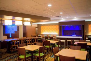 Restaurant - Fairfield Inn & Suites Cambridge (Cambridge)