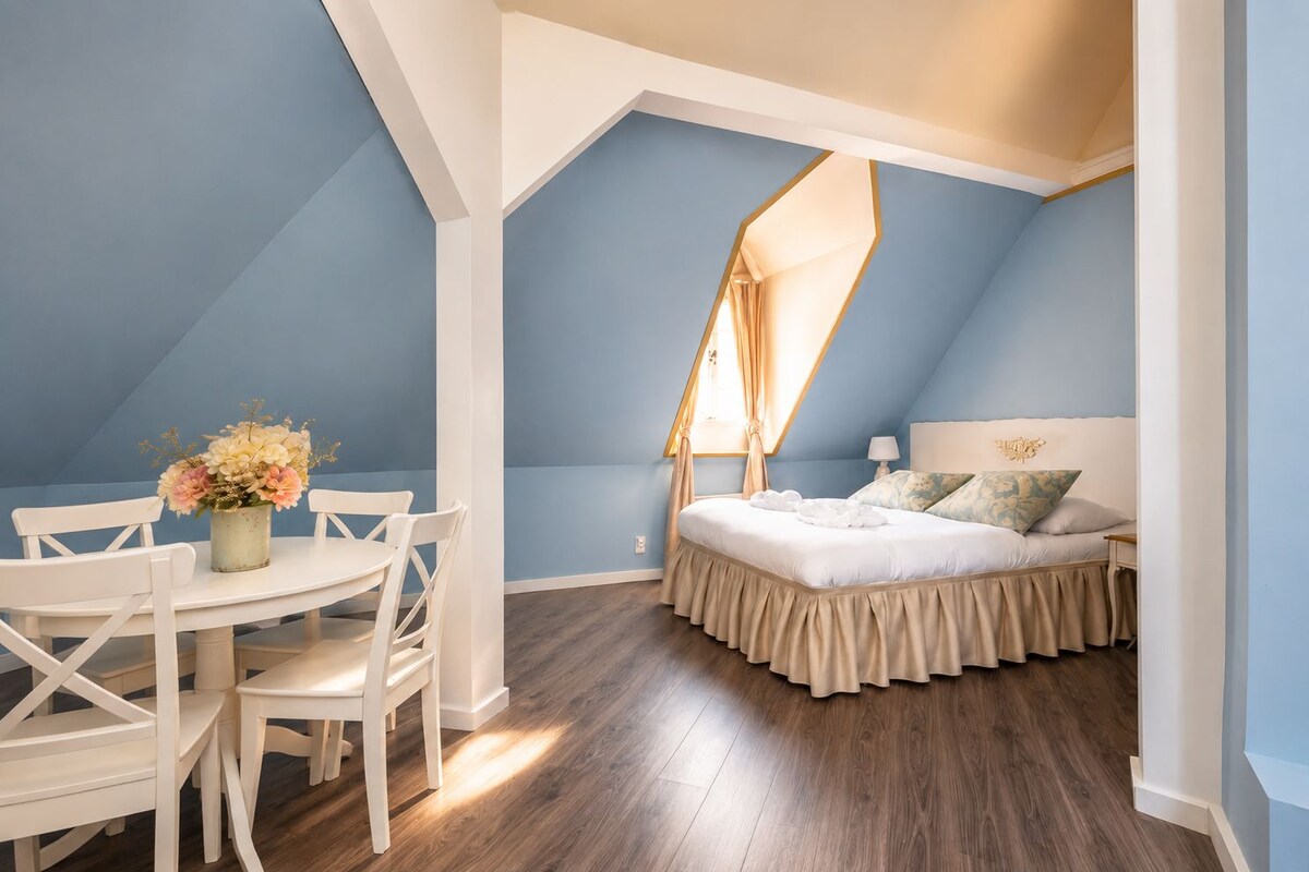 Hypo-allergenic bedding available, in-room safe, blackout drapes