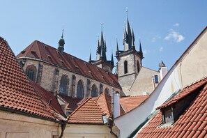 Um edifício histórico com telhado de telhas vermelhas e várias torres.