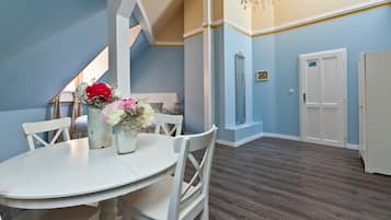 Studio Deluxe (Family, 4 Adults) | Allergitestade sÀngklÀder och vÀrdeförvaringsskÄp pÄ rummet