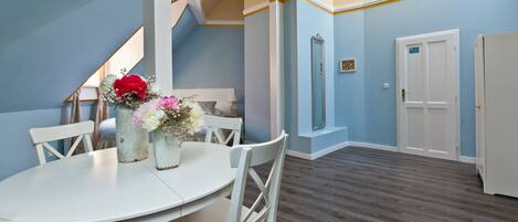 Estúdio luxo (Family, 4 Adults) | Roupas de cama antialérgicas, cofres nos quartos, cortinas blackout