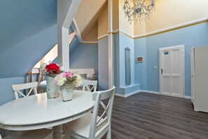 Estudio Deluxe (Family, 4 Adults) | Ropa de cama hipoalergénica, caja fuerte, cortinas opacas