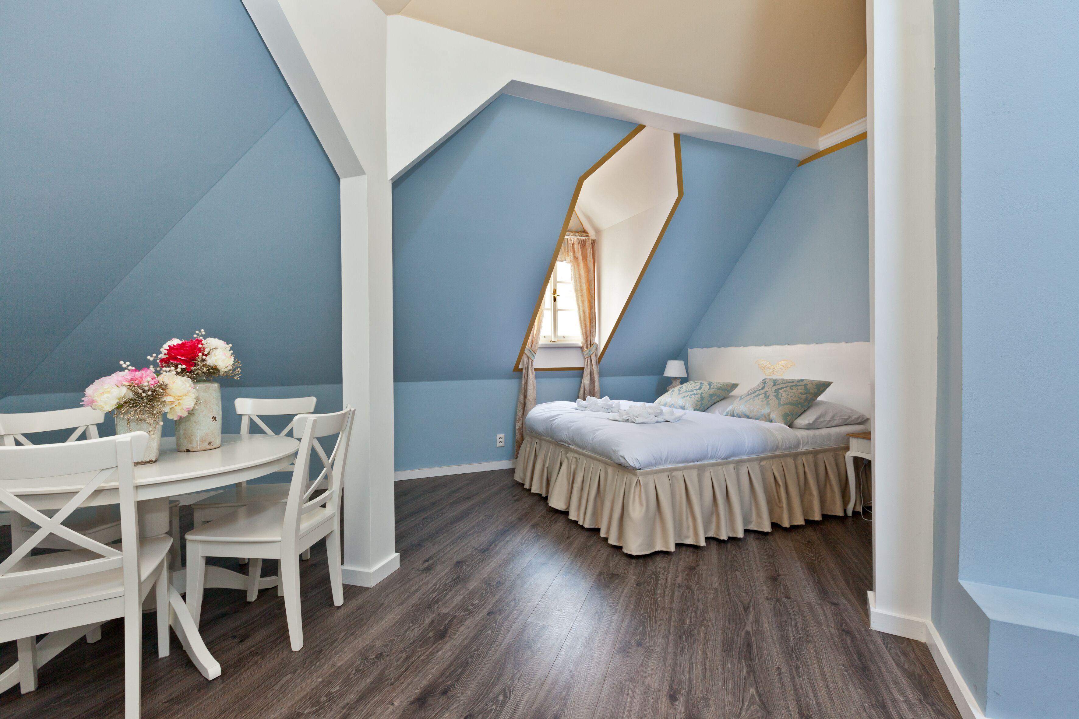 deluxe studio (family, 4 adults) | hypo-allergenic bedding, in-room safe, blackout curtains, soundproofing