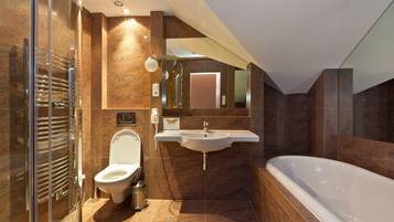 Studio Deluxe (Family, 4 Adults) | Badrum | Gratis toalettartiklar, hÄrtork, handdukar och tvÄl