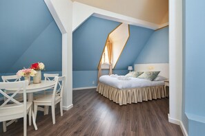 Allergiatestatut vuodevaatteet, tallelokero huoneessa, pimennysverhot