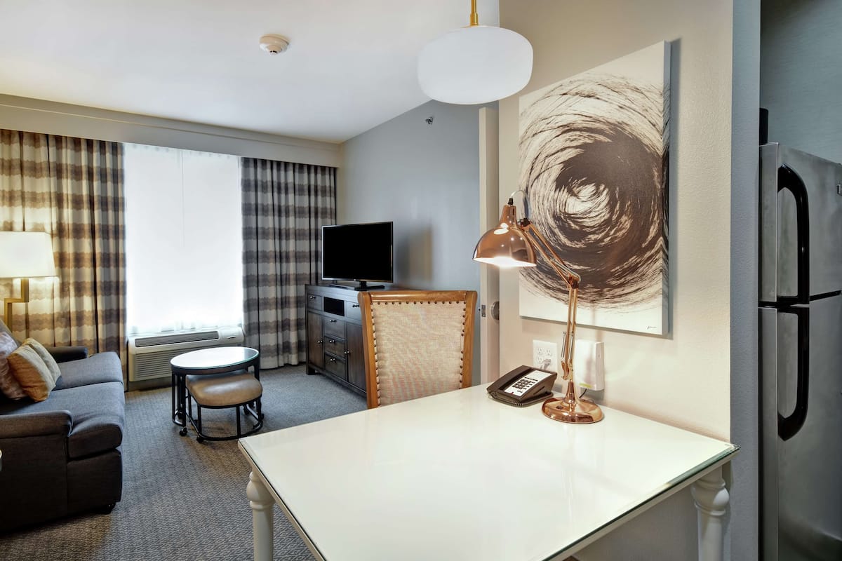 1 Schlafzimmer, hochwertige Bettwaren, Zimmersafe, Schreibtisch