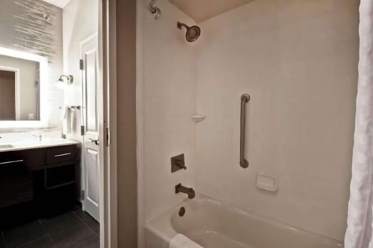 Bathroom | Combined shower/tub, free toiletries, towels