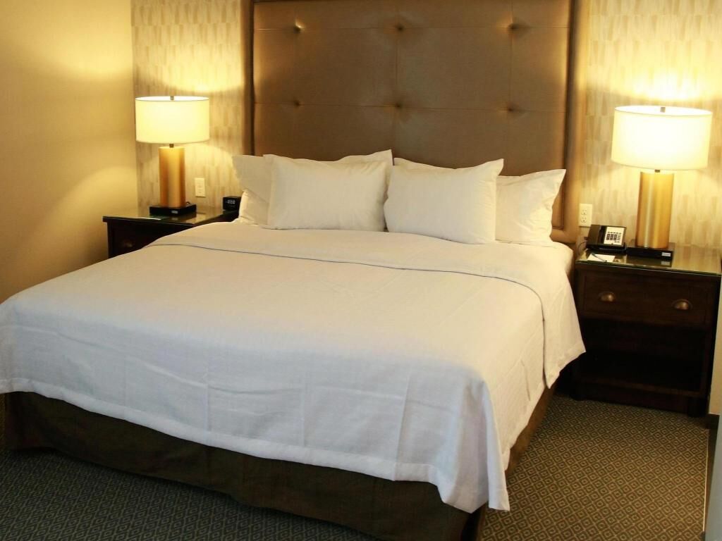 Premium bedding, in-room safe, desk, laptop workspace