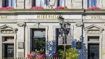 Un edificio con un bar, un hotel y un cartel que dice "HIBERNIA".