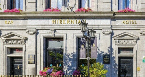 Un edificio con un bar, un hotel y un cartel que dice "HIBERNIA".