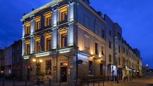 Een historisch hotel met klassieke architectuur, met een statig entree en meerdere verdiepingen.