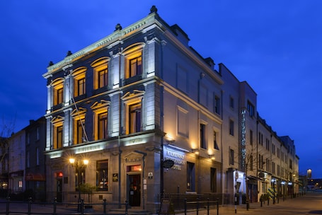 Fachada de la propiedad por la tarde o noche
