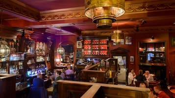 2 bars/lounges