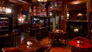 2 bars/lounges