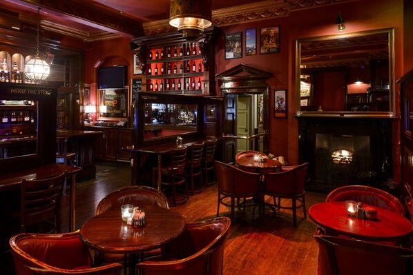 2 bares o lounges 