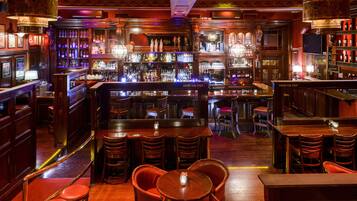 2 bars/lounges