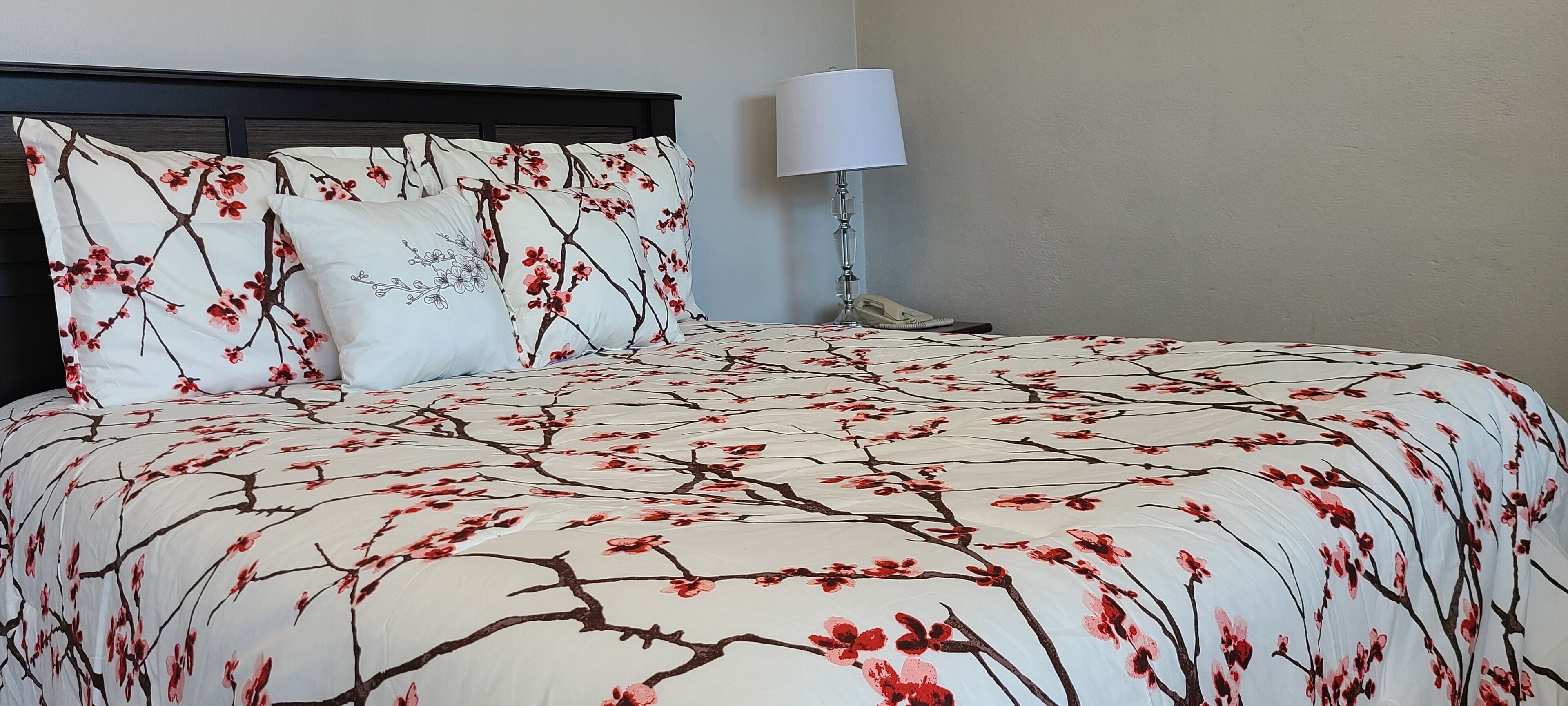 Ropa de cama de alta calidad, colchones Tempur-Pedic y escritorio 