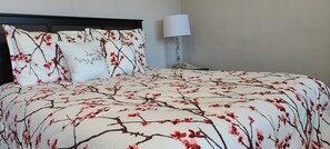 Standard Room, 1 Queen Bed | Premium bedding, Tempur-Pedic beds, desk, iron/ironing board - Maple Leaf Motel (Goderich)