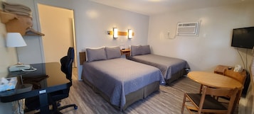 Habitación estándar, 2 camas dobles | Ropa de cama de alta calidad, colchones Tempur-Pedic, escritorio