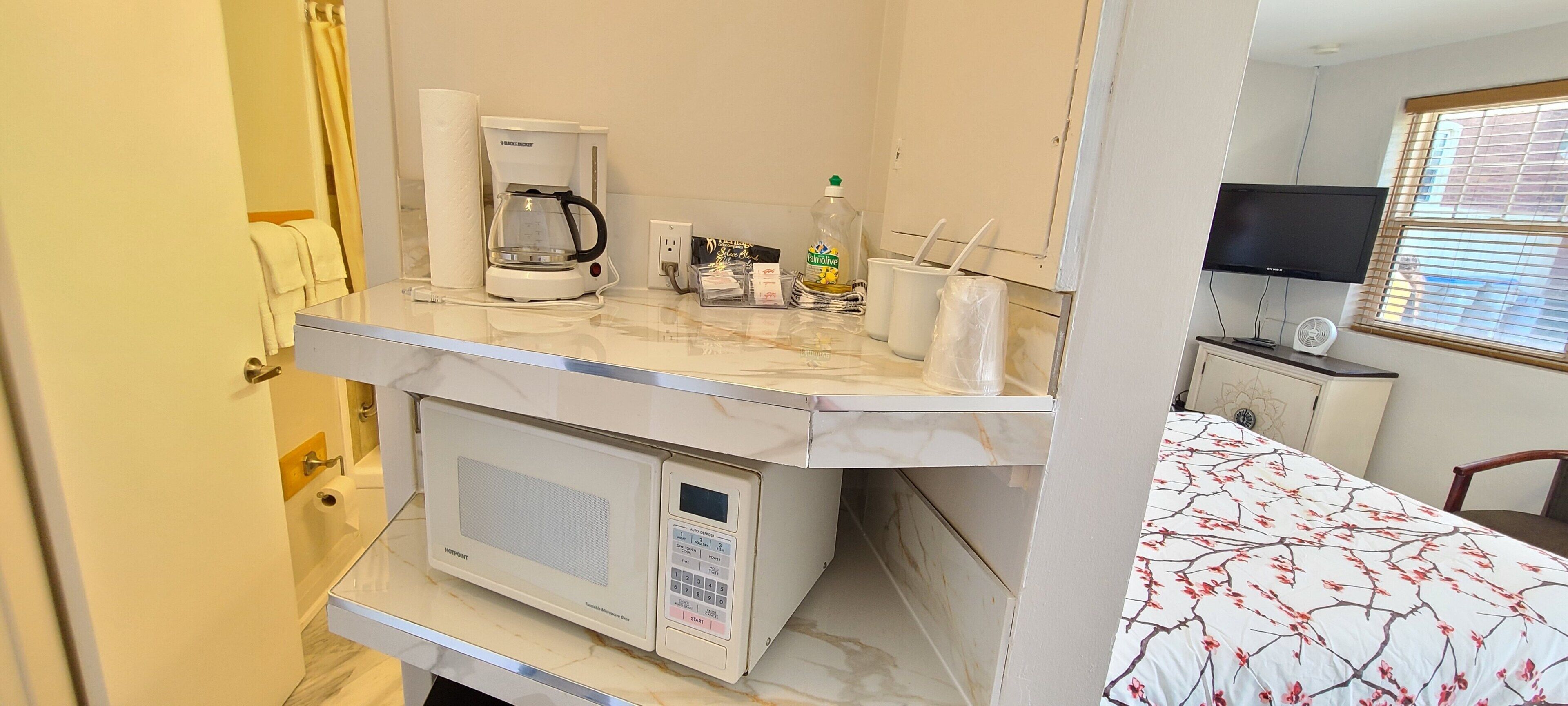 Standard Room, 1 Queen Bed | Private kitchen | Fridge, microwave, coffee/tea maker