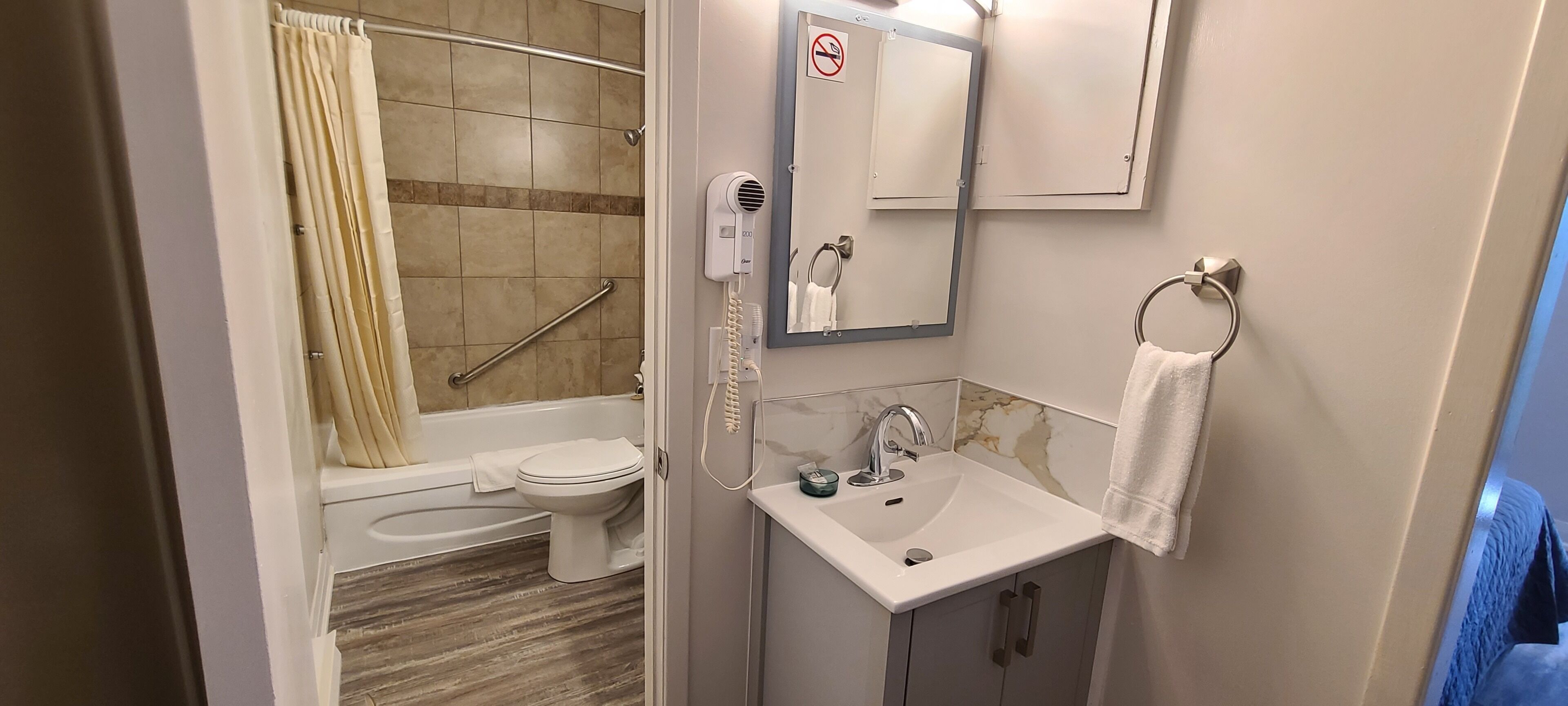 Standaard kamer, 2 tweepersoonsbedden | Badkamer | Een bad/douchecombinatie, handdoeken