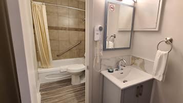Standaard kamer, 2 tweepersoonsbedden | Badkamer | Een bad/douchecombinatie, handdoeken
