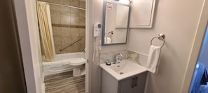 Standard Room, 2 Double Beds | Bathroom - Maple Leaf Motel (Goderich)