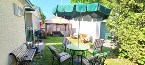 Terrace/patio - Maple Leaf Motel (Goderich)