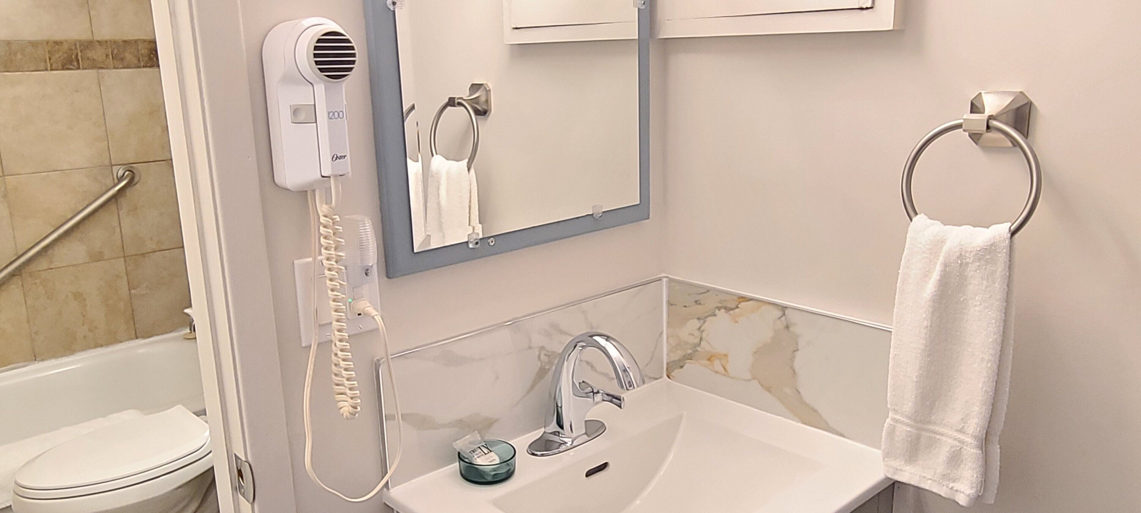 Standardzimmer, 2 Doppelbetten | Badezimmer | Duschwanne, Handtücher