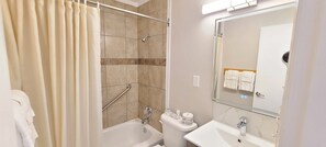 Standard Room, 1 Queen Bed | Bathroom | Combined shower/tub, towels